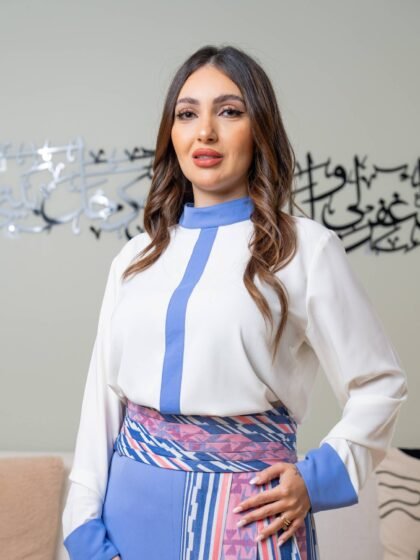 بلوزة بيضاء بلمسة بنفسجية ناعمة